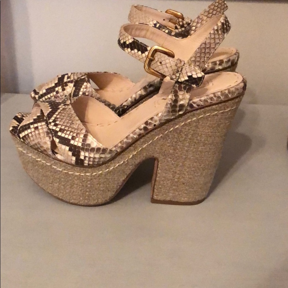 Prada - Picture 2 of 6